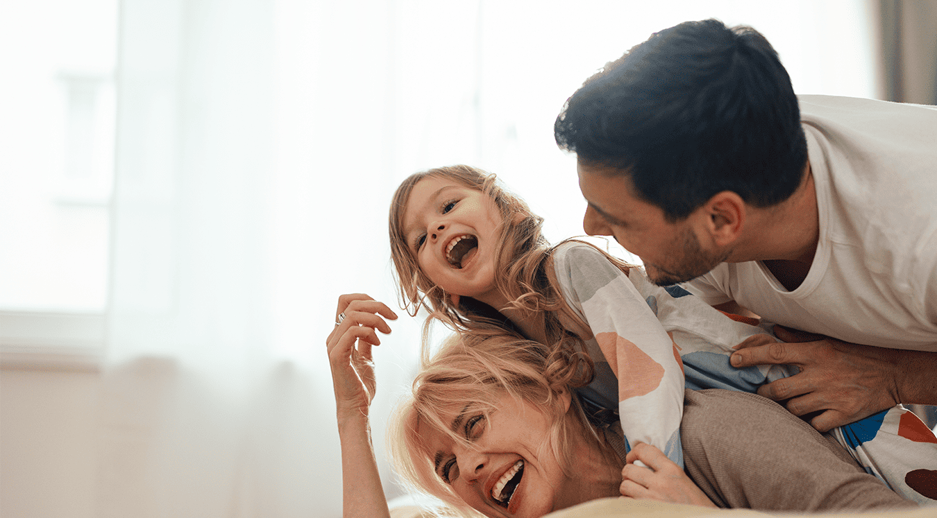 Familia disfrutando de un momento en casa